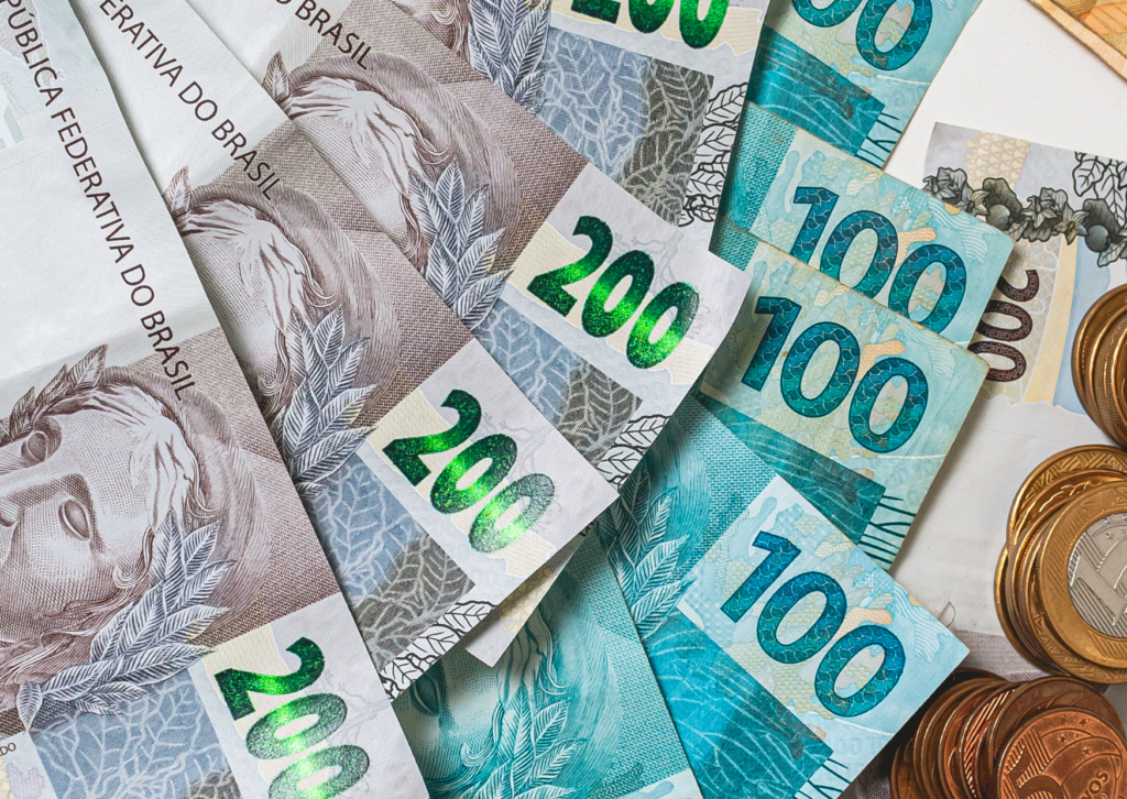 Notas de dinheiro reservadas, representando a segurança e estabilidade da reserva de emergência