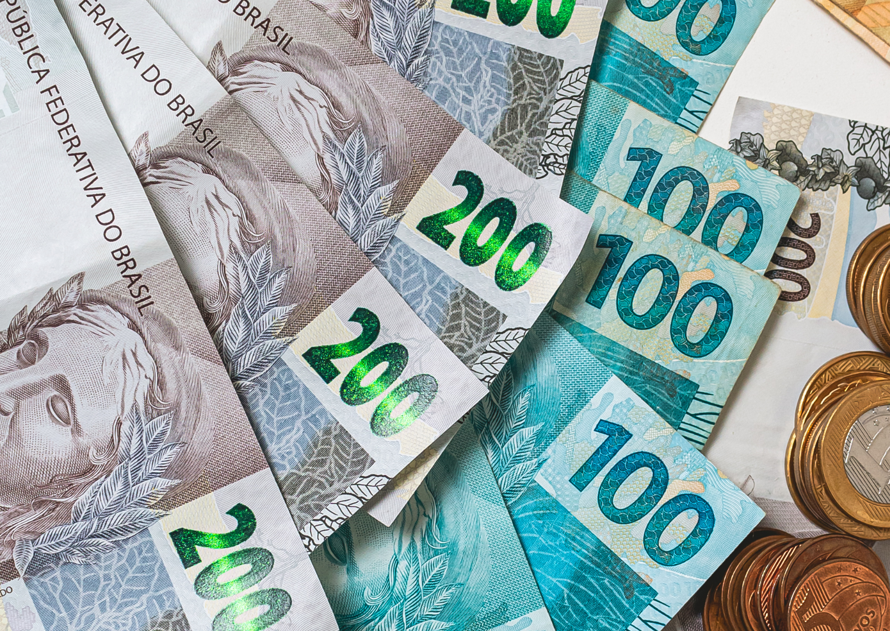 Notas de dinheiro reservadas, representando a segurança e estabilidade da reserva de emergência