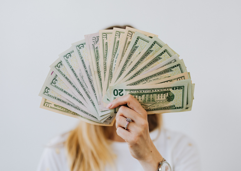 Consultora financeira analisando dados estratégicos para ajudar empresários a superarem vieses emocionais e tomarem decisões racionais com base na Psicologia do Dinheiro.