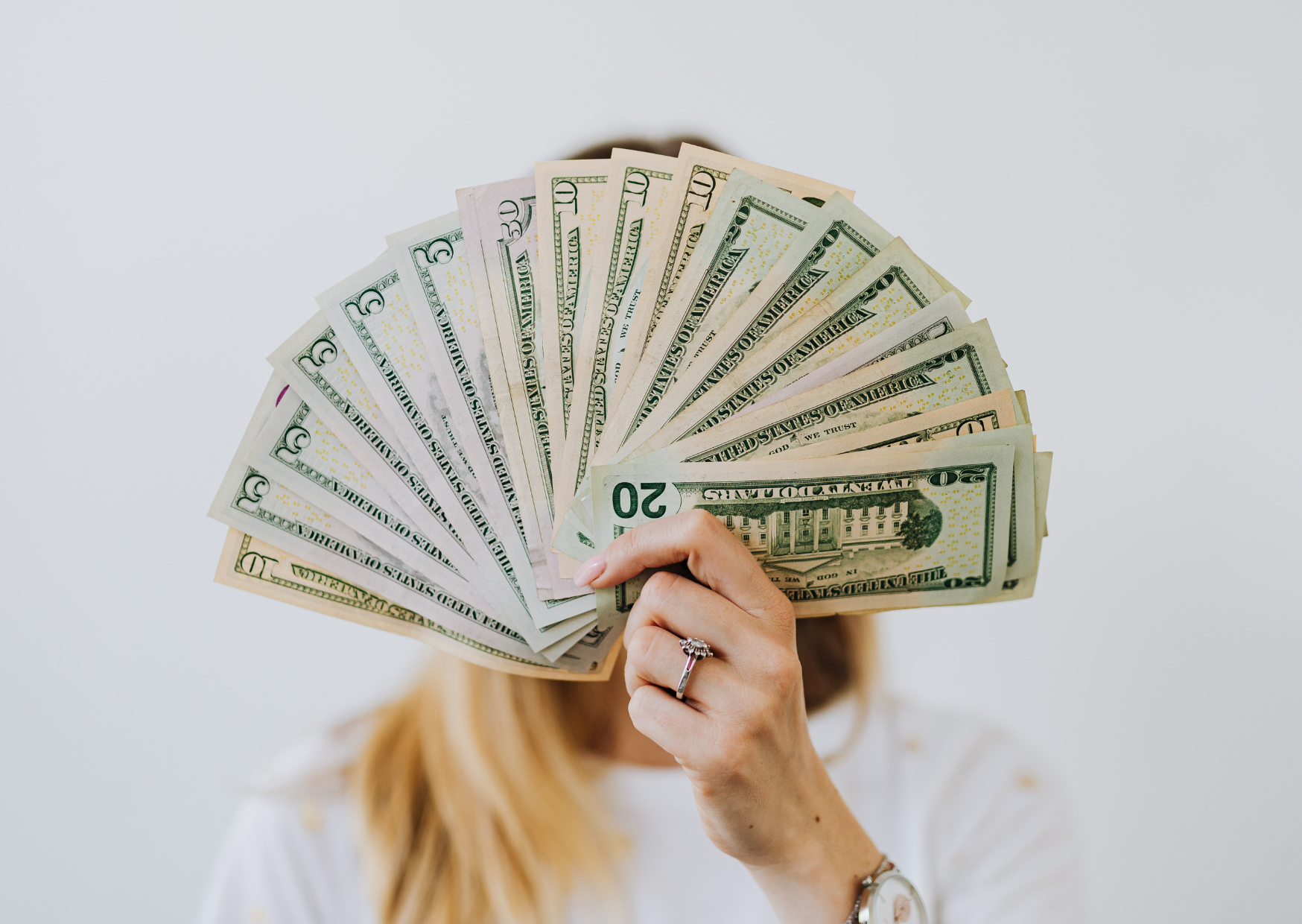 Consultora financeira analisando dados estratégicos para ajudar empresários a superarem vieses emocionais e tomarem decisões racionais com base na Psicologia do Dinheiro.